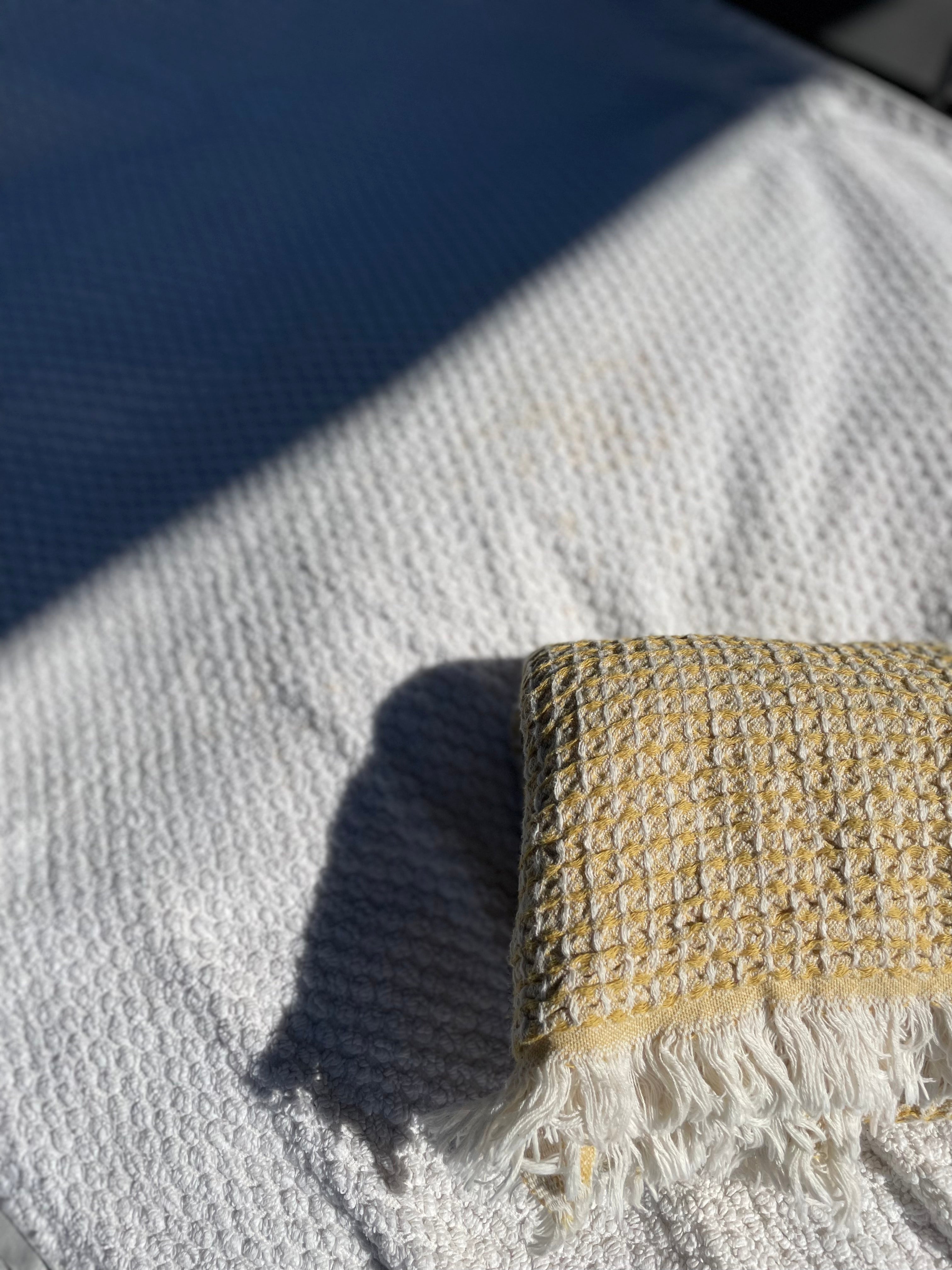 Pom pom towel off-white
