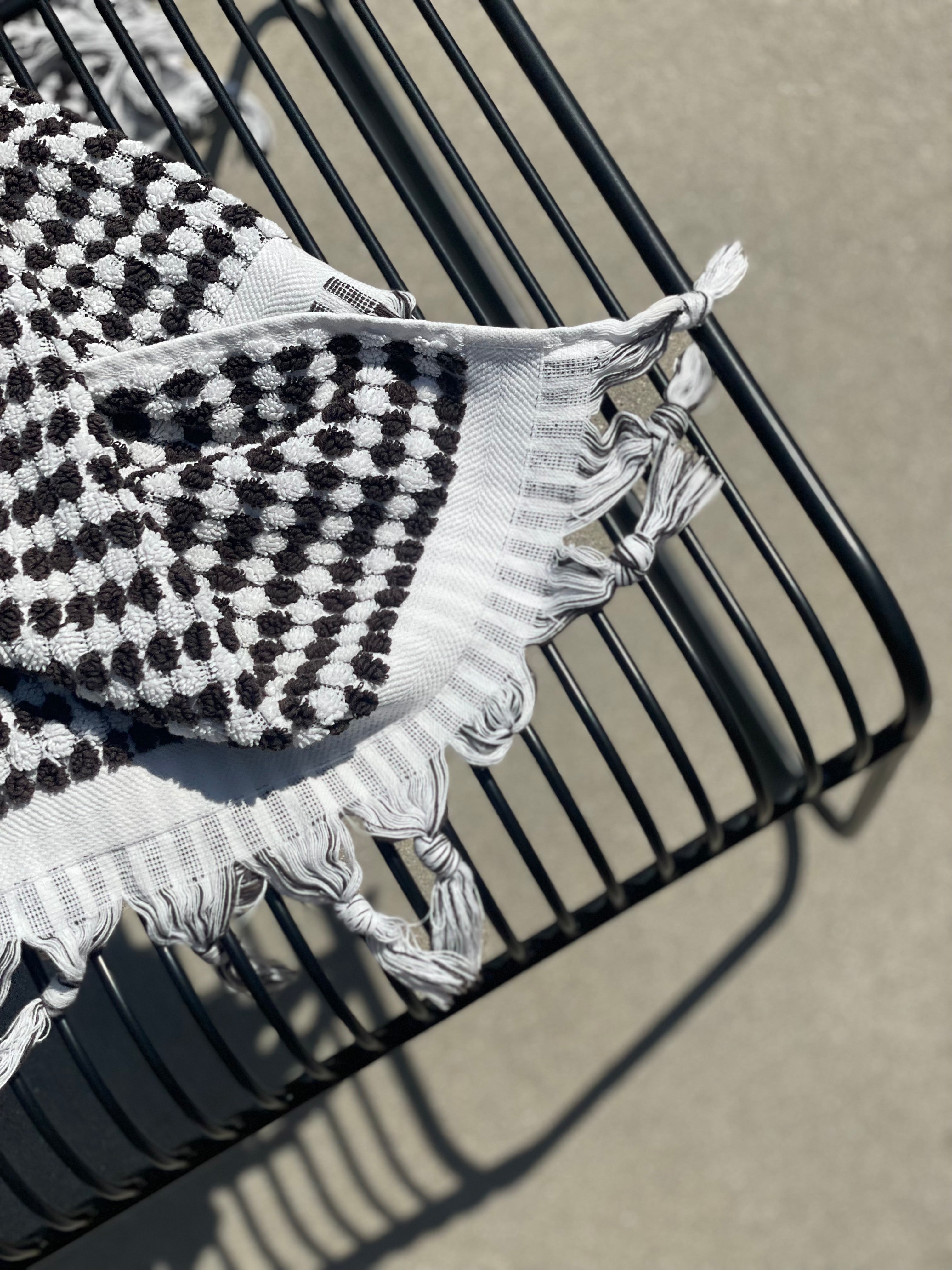 Pom pom towel black-white