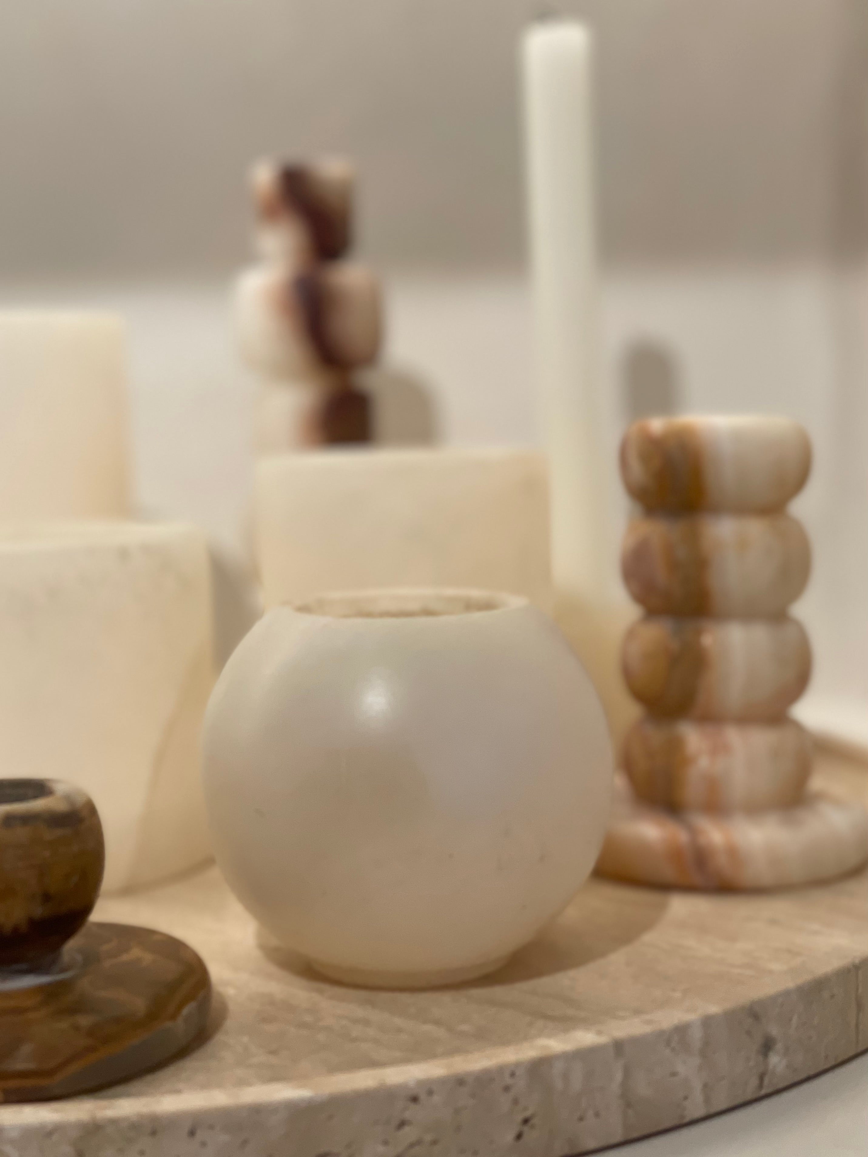 Bougeoir en albâtre beige boule