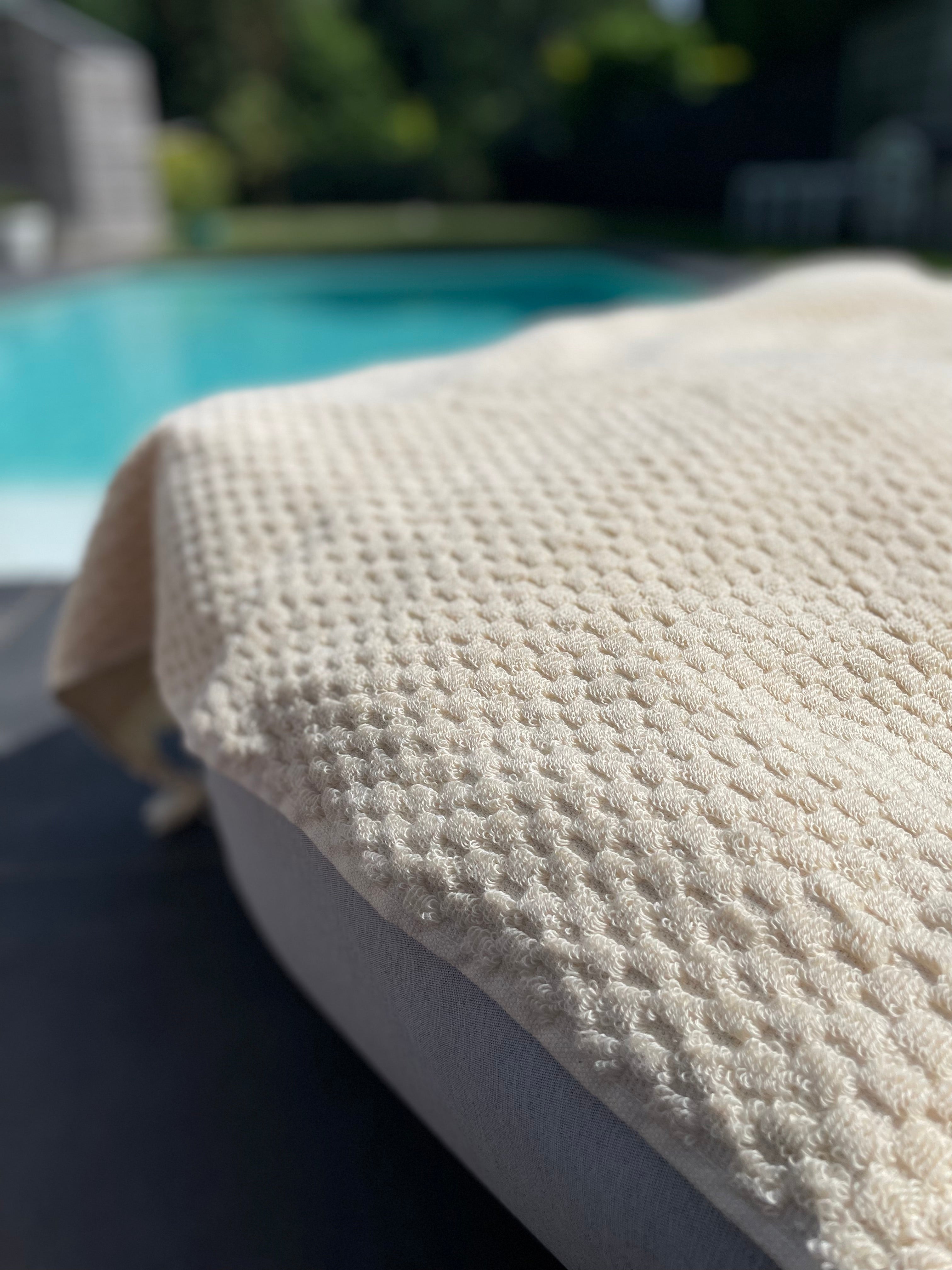 Pom pom towel off-white