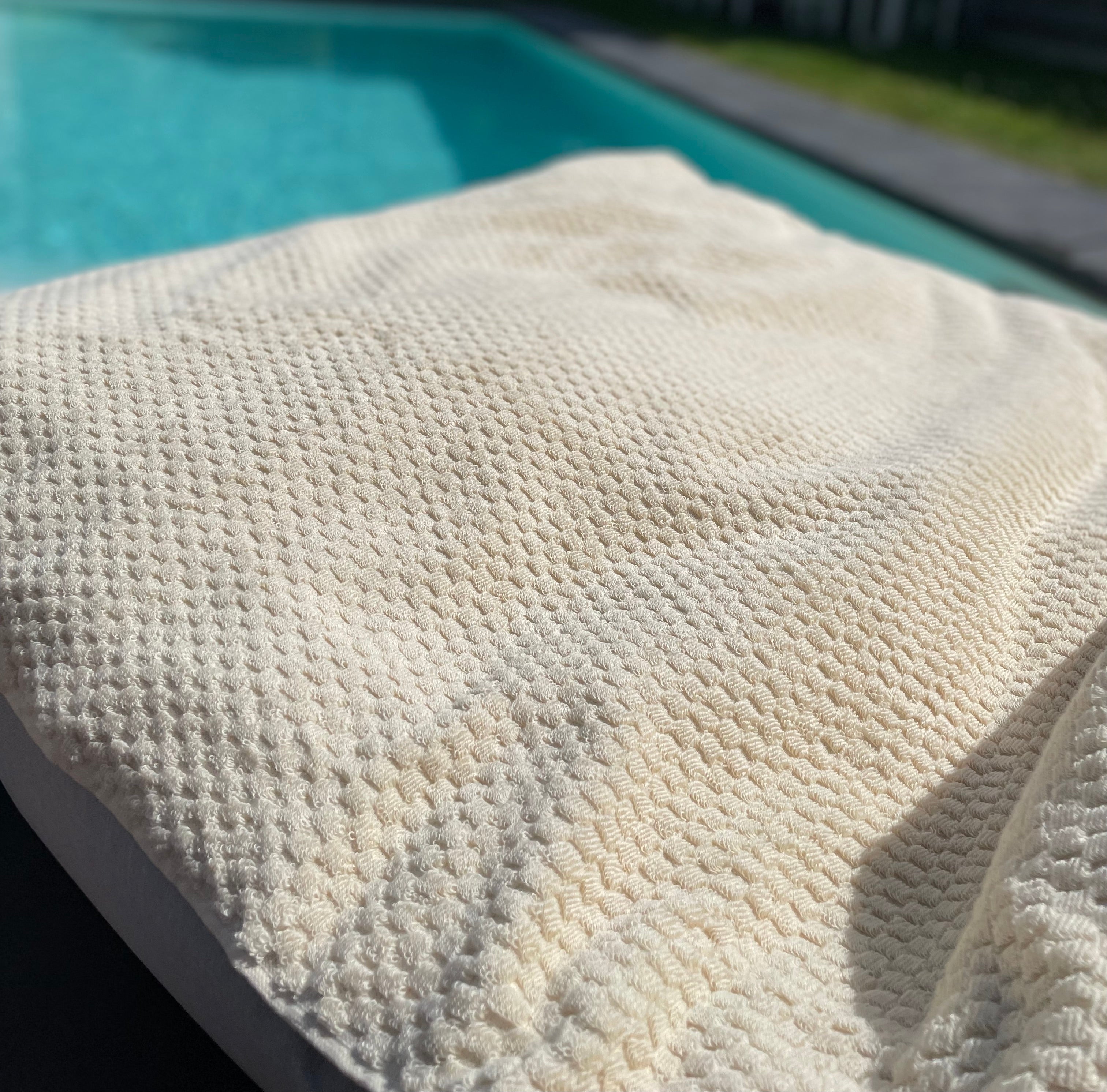 Pom pom towel off-white