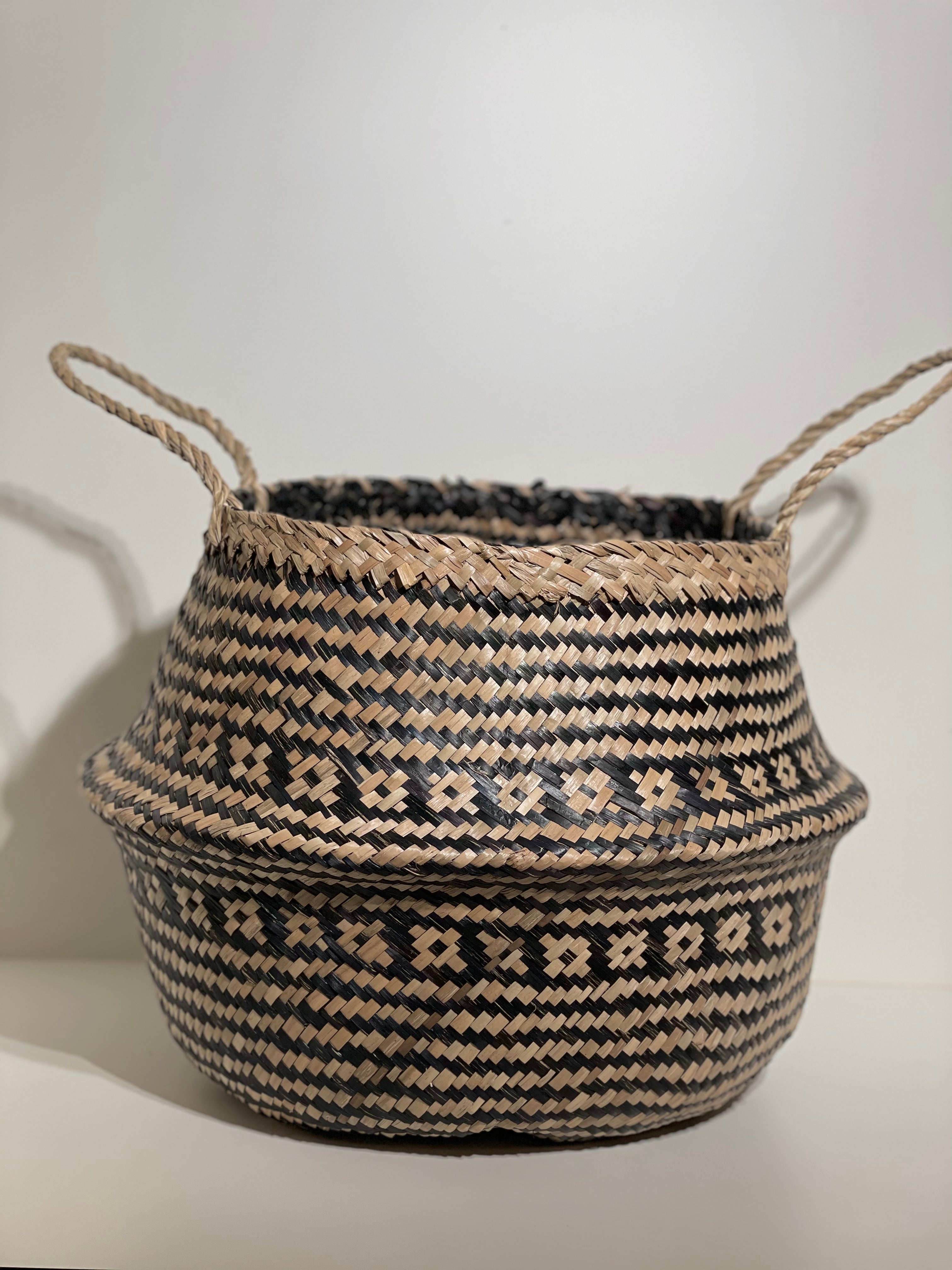 Storage basket in black seagrass