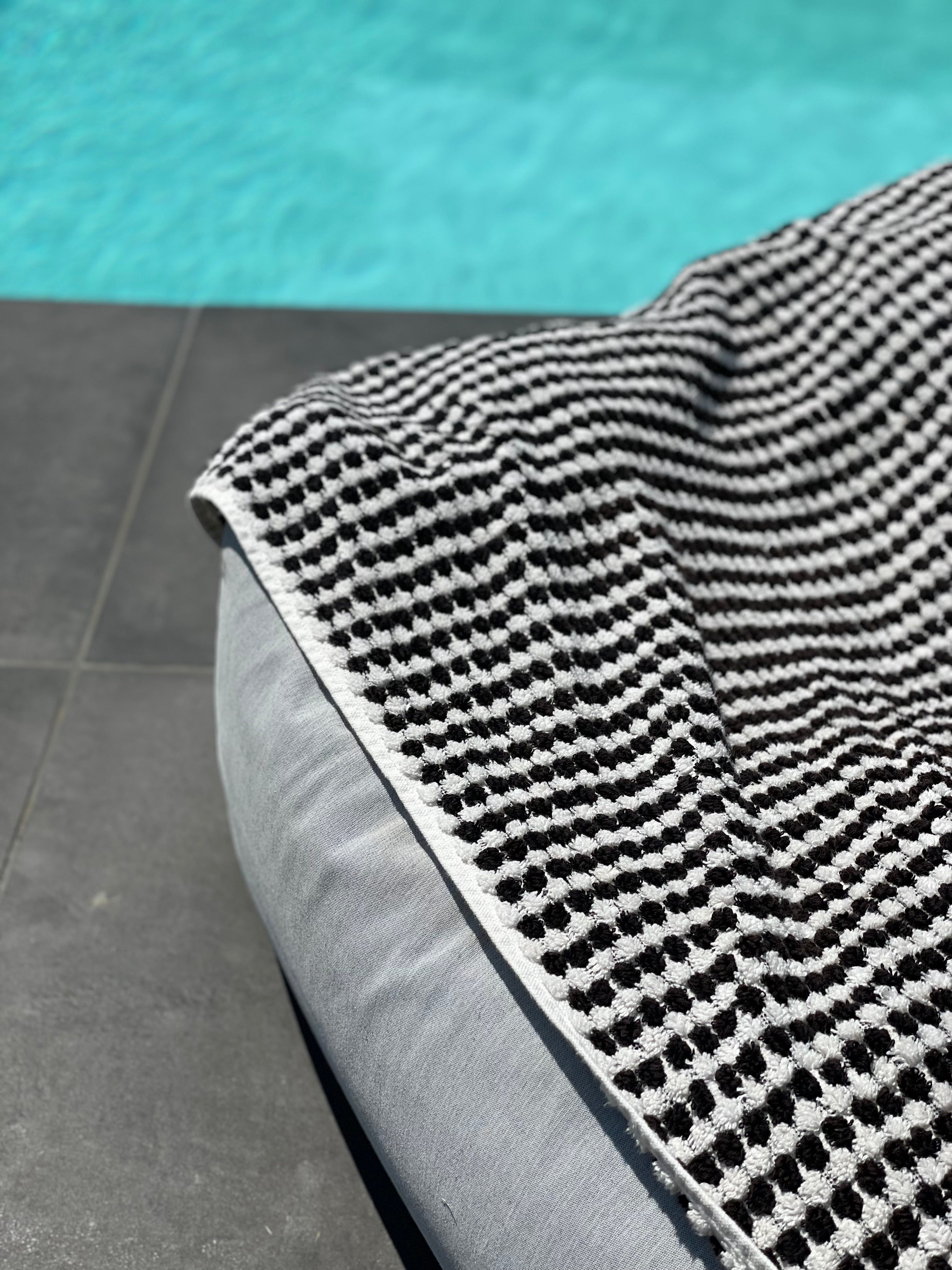 Pom pom towel black-white