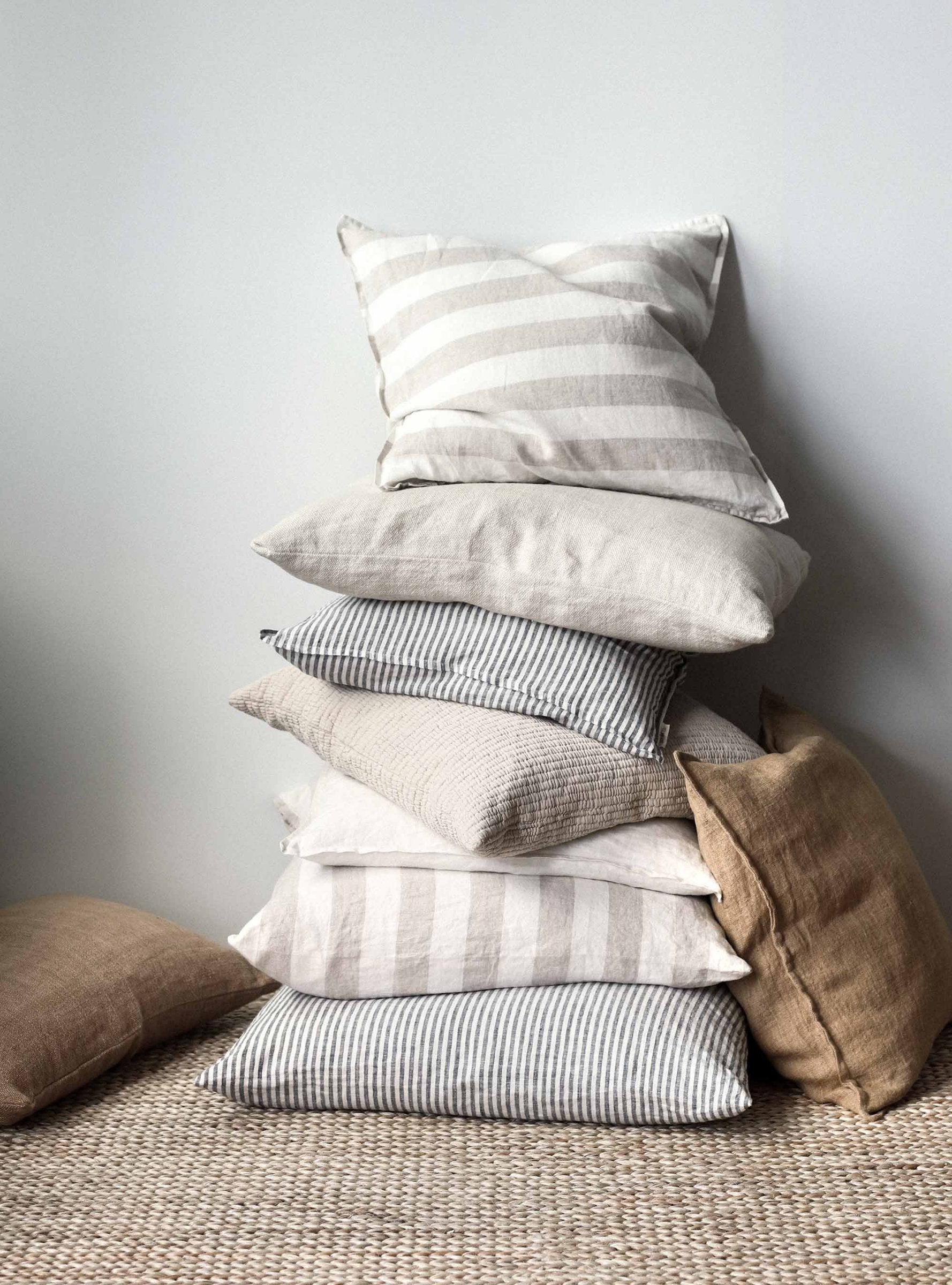 Marion linen cushion color wheat