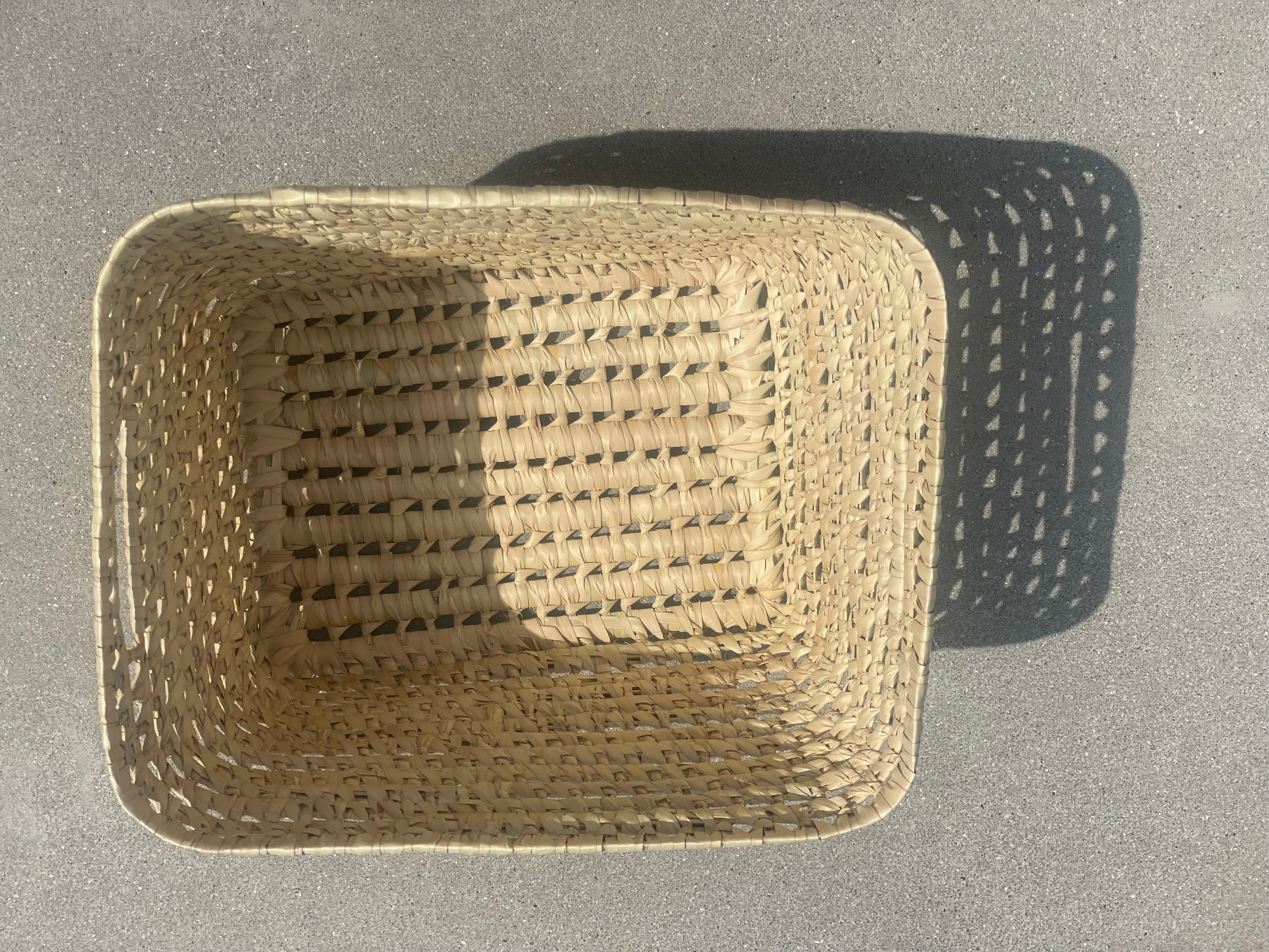 Panier rectangulaire en feuille de palmier