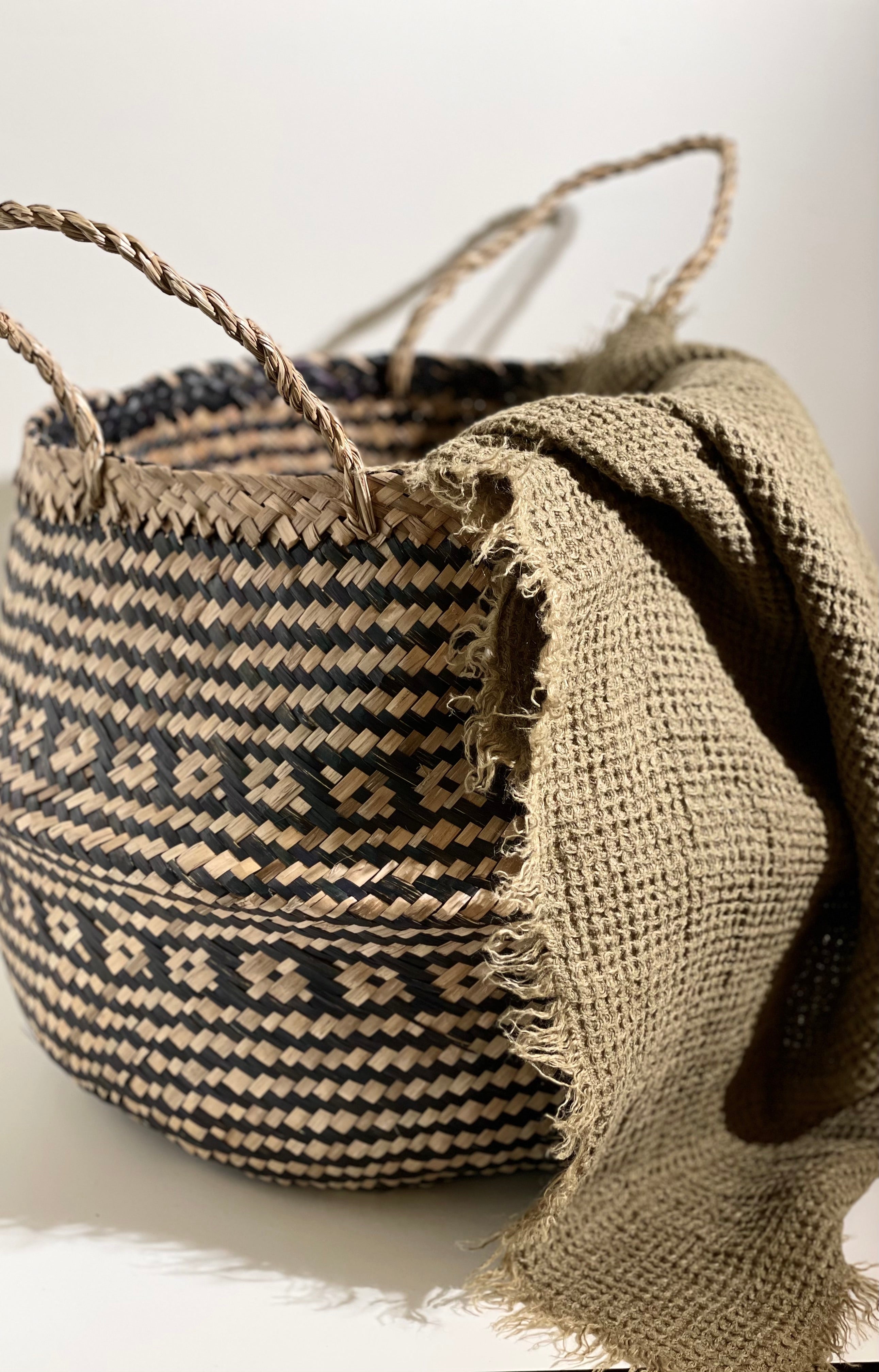 Storage basket in black seagrass