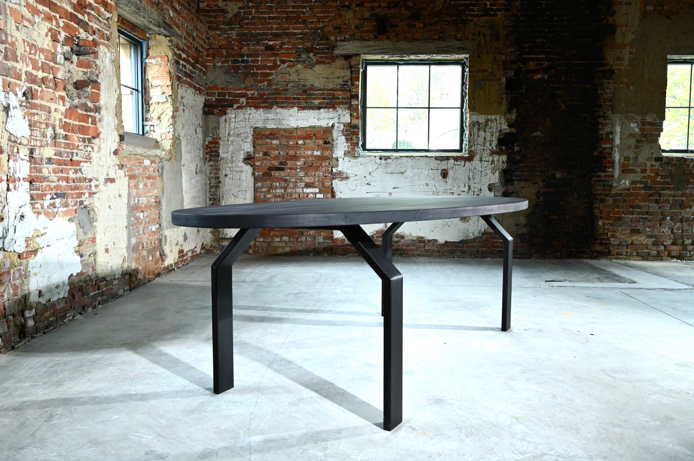 Oval shaped dining table Nero